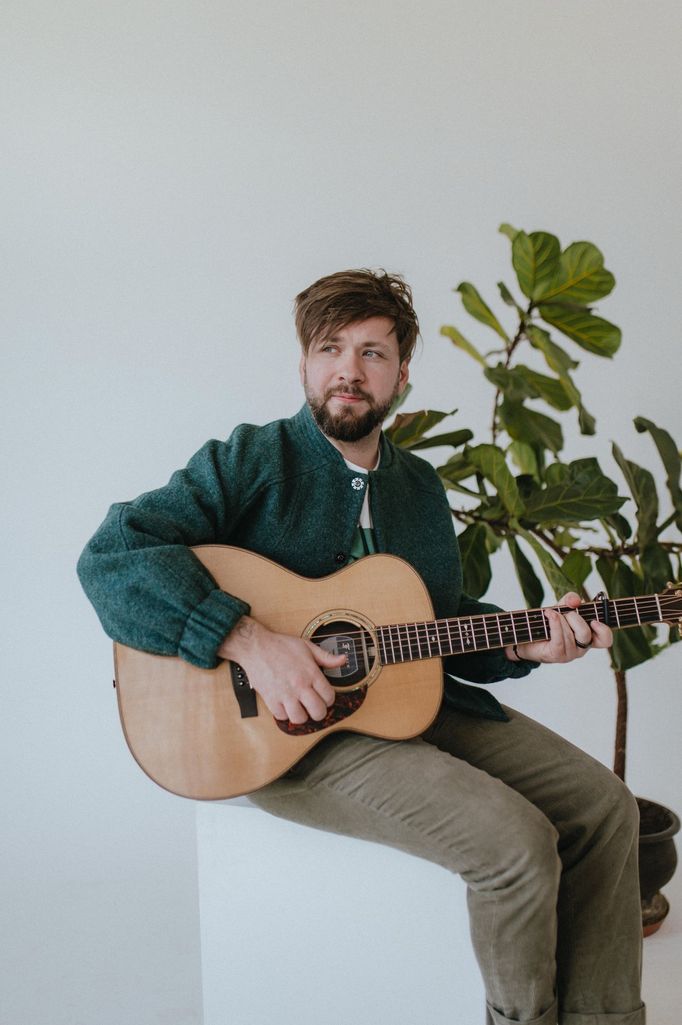 Hudebník Adam Vopička vydal debutové album Grál.