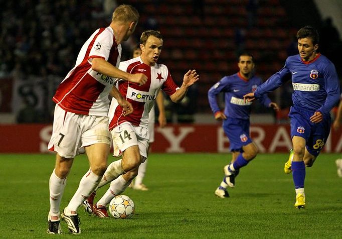 Autor první branky Zdeněk Šenkeřík (14) uniká obraně FC Steaua Bucuresti.