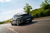 Hyundai Ioniq 6 ve verzi s pohonem zadních kol ujede v praxi 555 kilometrů. Vystačí si přitom jen s relativně malou baterií o kapacitě 77,4 kWh.