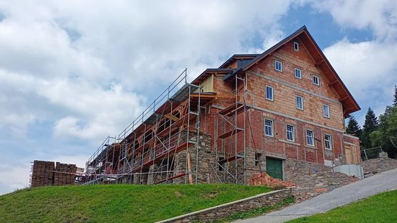 Slavná bouda v Krkonoších padla kvůli dřevomorce. Takhle bude vypadat její kopie