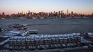 The skyline of New York is seen after the winter storm from the side of Weehawken in New Jersey, February 9, 2013. A blizzard packing hurricane-force winds pummelled the northeastern United States on Saturday, killing at least one person, leaving about 600,000 customers without power and disrupting thousands of flights. REUTERS/Eduardo Munoz (UNITED STATES - Tags: ENVIRONMENT DISASTER) Published: Úno. 10, 2013, 12:30 dop.