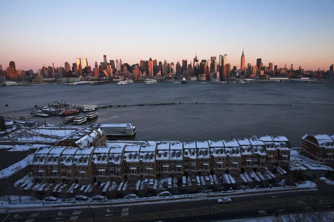 The skyline of New York is seen after the winter storm from the side of Weehawken in New Jersey, February 9, 2013. A blizzard packing hurricane-force winds pummelled the northeastern United States on Saturday, killing at least one person, leaving about 600,000 customers without power and disrupting thousands of flights. REUTERS/Eduardo Munoz (UNITED STATES - Tags: ENVIRONMENT DISASTER) Published: Úno. 10, 2013, 12:30 dop.