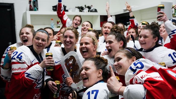 České hokejistky s bronzovou trofejí na MS v Kanadě