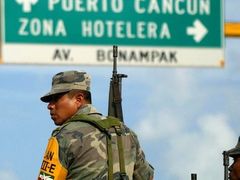 Mexická armáda se připravuje na ničivý hurikán stejně jako místní obyvatelé. Voják v ulicích Cancúnu.