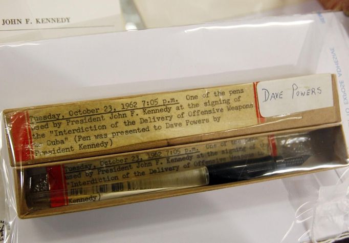 A pen used by former U.S. President John F. Kennedy at the signing of the "Interdiction of the Delivery of Offensive Weapons to Cuba" is displayed as part of the McInnis Auctioneers Presidential Auction in Amesbury, Massachusetts February 10, 2013. The auction which features the estate of the late David Powers, special assistant to former president John F. Kennedy, will take place on February 17. REUTERS/Jessica Rinaldi (UNITED STATES - Tags: POLITICS BUSINESS) Published: Úno. 10, 2013, 9:58 odp.