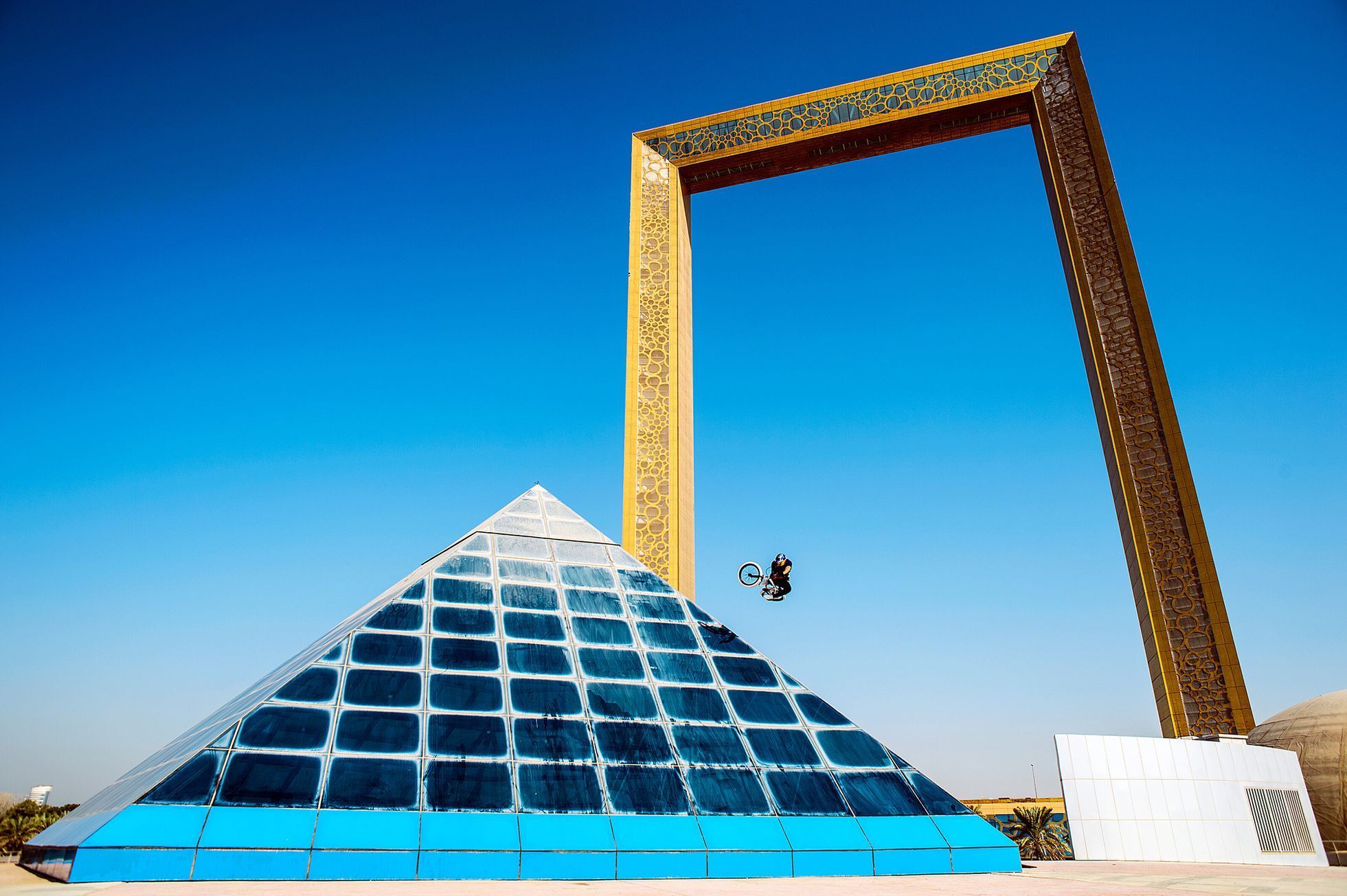 Biker Kriss Kyle seskakuje z vrtulníku na střechu hotelu Burž al Arab