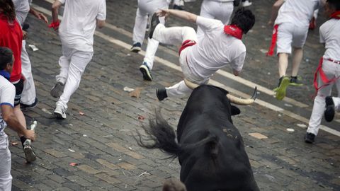 Při běhu s býky se zranilo pět lidí. Tradiční akce ve Španělsku láká statisíce lidí