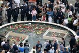 Pozustalí obětí z 11. září skládají poklonu svým příbuzným na Ground Zero.