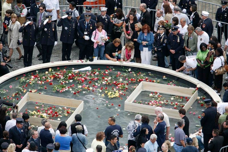 Pozustalí obětí z 11. září skládají poklonu svým příbuzným na Ground Zero.