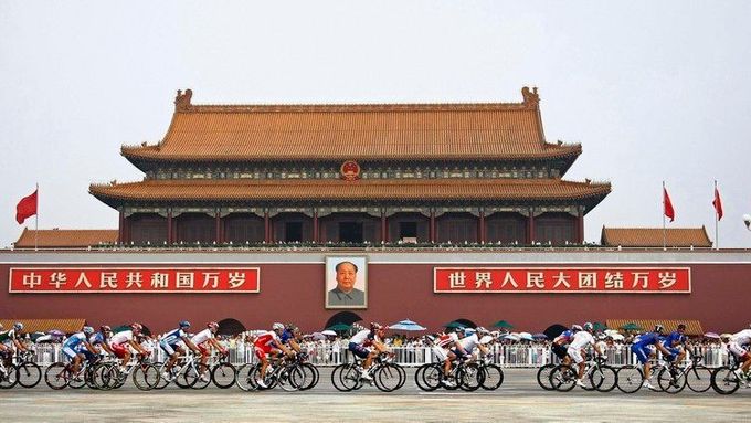 Cyklistika. Závodníci projíždějí pod portrétem Mao Ce-tunga na paláci na pekingském náměstí Nebeského klidu.