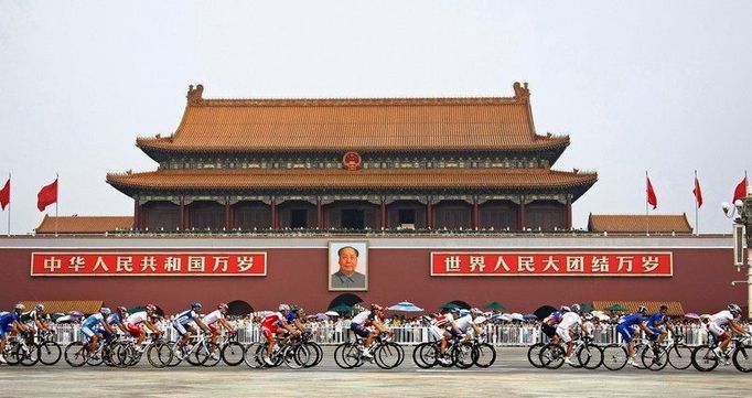 Cyklistika. Závodníci projíždějí pod portrétem Mao Ce-tunga na paláci na pekingském náměstí Nebeského klidu.