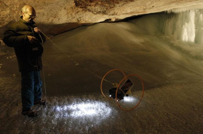 A scientist of Association Planete Mars tests the CRV Cliffbot during a field test led by Oesterreichisches Weltraum Forum (Austrian space forum) inside the Eisriesenhoehle (giant ice cave) at Dachstein mountain near the village of Obertraun April 28, 2012. Scientists crews tested a space suit technology, three-dimensional cameras, radar, rover vehicles, communications and sterile testing systems during an 11-nation field test in the icy Alpine caves. Picture taken April 28. REUTERS/Lisi Niesner (AUSTRIA - Tags: SCIENCE TECHNOLOGY SOCIETY) Published: Kvě. 1, 2012, 5:41 odp.