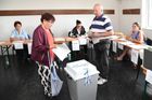 Volební účast ráno na mnoha místech překročila 30 procent. Je vyšší než před 5 lety