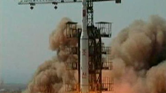 Raketa dlouhého doletu Taepodong-2. Pchjongjang vydal povel odpálit ji 5. dubna.