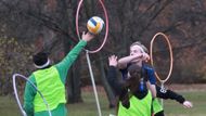 Famfrpál podle oficiálního popisu kombinuje prvky házené, ragby a vybíjené. V jednu chvíli může být ve hře až pět míčů. Hřiště je velké 55 krát 33 metrů, na každé straně je trojice v různé výšce postavených obručí, každý tým má sedm hráčů, působících na čtyřech různých pozicích - brankář, tři střelci, dva odrážeči a chytač. Hráči musí mít mezi nohama koště.