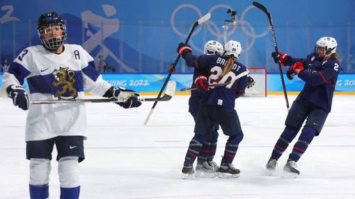 Radost hokejistek USA v semifinále proti Finsku.