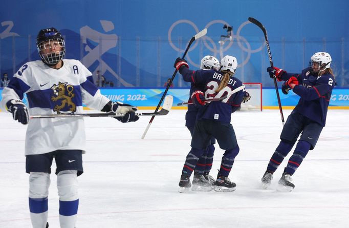 Radost hokejistek USA v semifinále proti Finsku.