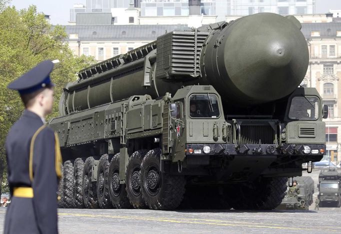 A Russian soldier stands as a mobile launcher with a Topol-M missile drives past during the general rehearsal for the forthcoming Victory parade on Moscow's Red Square May 6, 2012. Russia celebrates its 67th anniversary since victory over Nazi Germany during World War Two on May 9. REUTERS/Sergei Karpukhin (RUSSIA - Tags: ANNIVERSARY POLITICS SOCIETY MILITARY) Published: Kvě. 6, 2012, 8:28 dop.