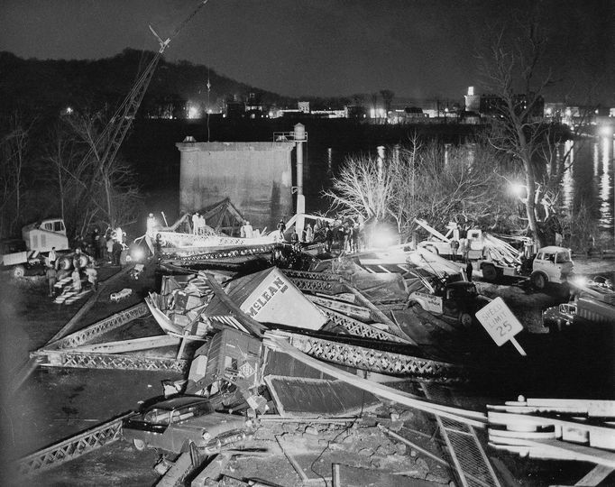 Záběr na trosky zříceného mostu Silver Bridge přes řeku Ohio u Point Pleasant v Západní Virginii v USA. Fotografie byla pořízená 15. 12. 1967.