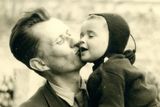 Malý Jan Palach (* 1948) s otcem Josefem, který mu v roce 1962 předčasně zemřel na zástavu srdce. Nedatováno, někdy na počátku 50. let minulého století.