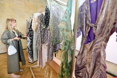 Řetězec H&M uvedl udržitelné šaty z ananasů a řas. Neprodané oděvy přitom dříve pálil
