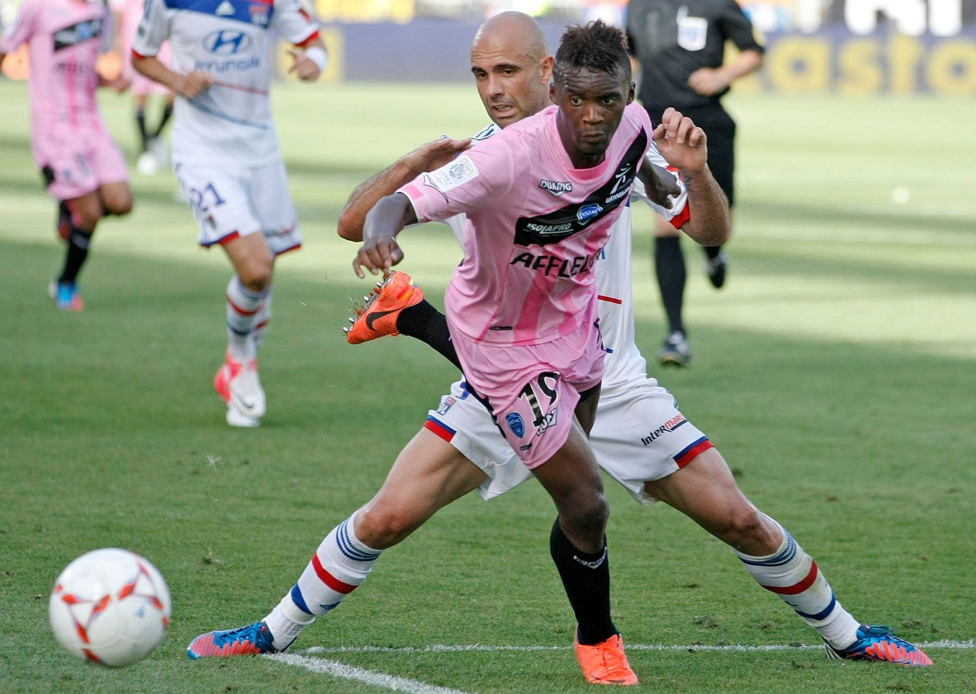 Zápas francouzské ligy mezi Lyonem a Troyes (v růžovém)