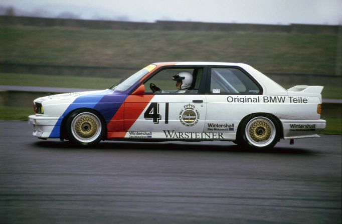 Dalším německým matadorem cestovních vozů, kterému u BMW svěřili premiéru M3, byl Wilfried Vogt. Zde se prohání po britském Doningtonu.