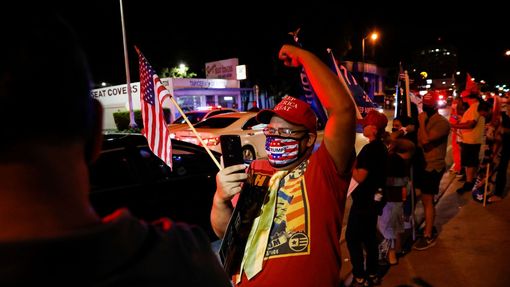 Stoupenci Donalda Trumpa začínají slavit v Miami na Floridě, současný prezident má vysokou popularitu například v tamní kubánské komunitě.