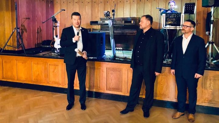Okamura byl čestným hostem oslav gymnázia. Groteskně absurdní, píší absolventi