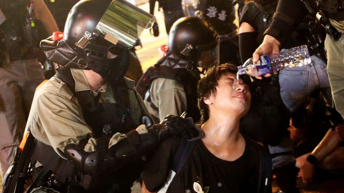 Policejní zákrok proti protestujícím v Hong Kongu