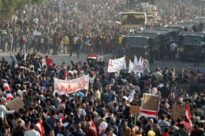 Za Mubaraka! Proti Mubarakovi! Káhira zažila pouliční řež