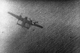Všechny snímky z druhé světové války, jako je tento z roku 1942 - padající bombardér německé armády sestřelený jedním z členů 312. československé stíhací perutě -, fotil Sitenský těsně po svých dvacátých narozeninách.
