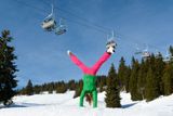 Pokud si nejste jistí svou technikou a v Alpách jste nikdy dříve nebyli, zkuste se zapsat na kurzy s certifikovanými instruktory. V St. Johannu se nachází hned tři lyžařské školy. Pětidenní kurz pro dospělého, včetně půjčení vybavení, lze sehnat za 300 eur.