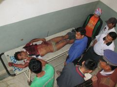 Mrtvé tělo člena maoistické strany v nemocnici v Kohálpuru.