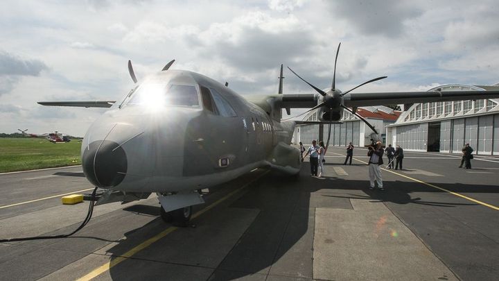 Armádní Casa měla nehodu, škoda šla přes milion. Voják si nevšiml dveří hangáru