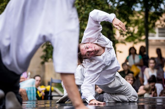 Na snímku z pražské části festivalu Korespondance je inscenace Qi choreografa Rubena Chi.