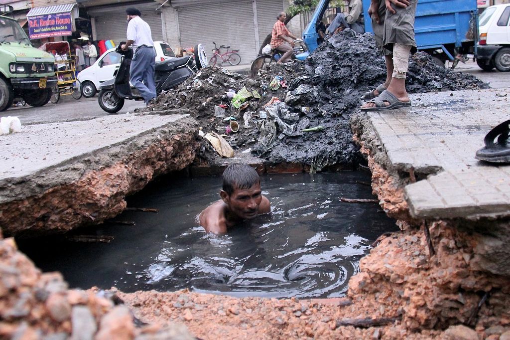 Грязная работа. Чистильщик канализационных труб в Индии. Индия профессии чистильщик канализации. Индия Неприкасаемые чистильщик канализации.