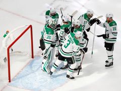 Hráči Dallasu slaví vítězství v prvním finále NHL