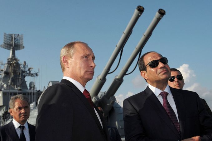 Ruský prezident Vladimir Putin, ministr obrany Sergej Šojgu a egyptský prezident Abd al-Fattáh as-Sísí na ruském křižníku Moskva.