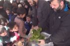 Pašerák štěstí. Muž z Finska už roky vozí dětem do Sýrie hračky, rozdal jich tisíce