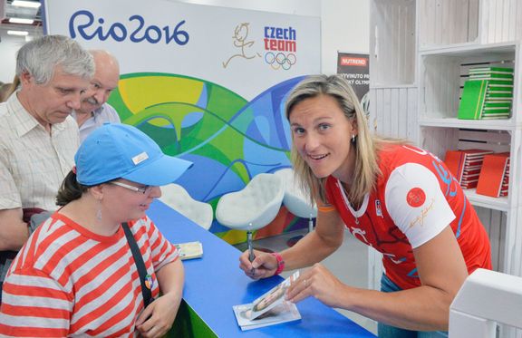 Barbora Špotáková před odletem do Ria pózovala v olympijské kolekci oblečení a rovněž rozdávala autogramy.