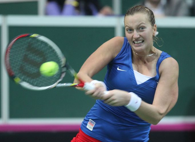 Česká tenistka Petra Kvitová v utkání Fed Cupu 2012 proti Srbce Aně Ivanovičové.