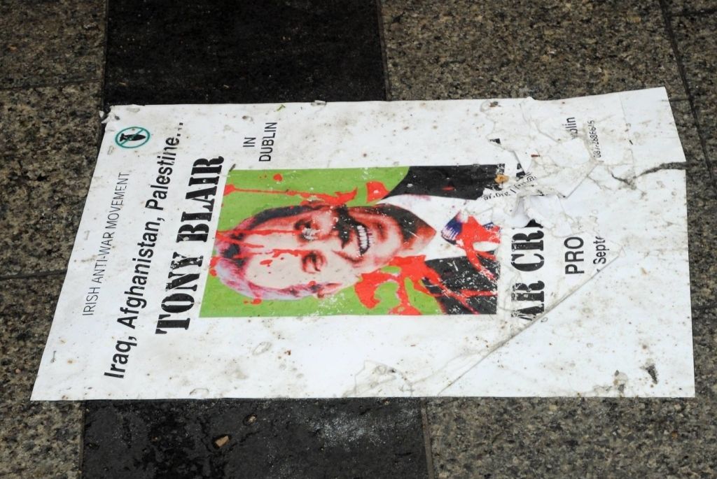 Na Tonyho Baira házeli v Dublinu boty a vejce