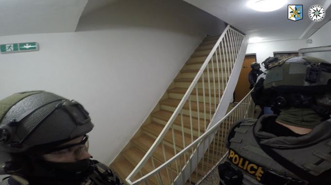 Moravskoslezští kriminalisté z toxi-týmu zasáhli proti výrobcům drog na Frýdecko-Místecku a Ostravsku. Během domovní prohlídky objevili i střelné zbraně.