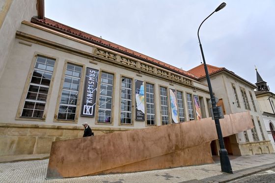 Novou Kunsthalle Praha na Klárově provozuje The Pudil Family Foundation podnikatele Petra Pudila a jeho ženy Pavlíny.