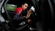 Egan Bernal z týmu INEOS poté, co organizátoři předčasně ukončili 19. etapu Tour de France, což mu pomohlo do čela celkového pořadí