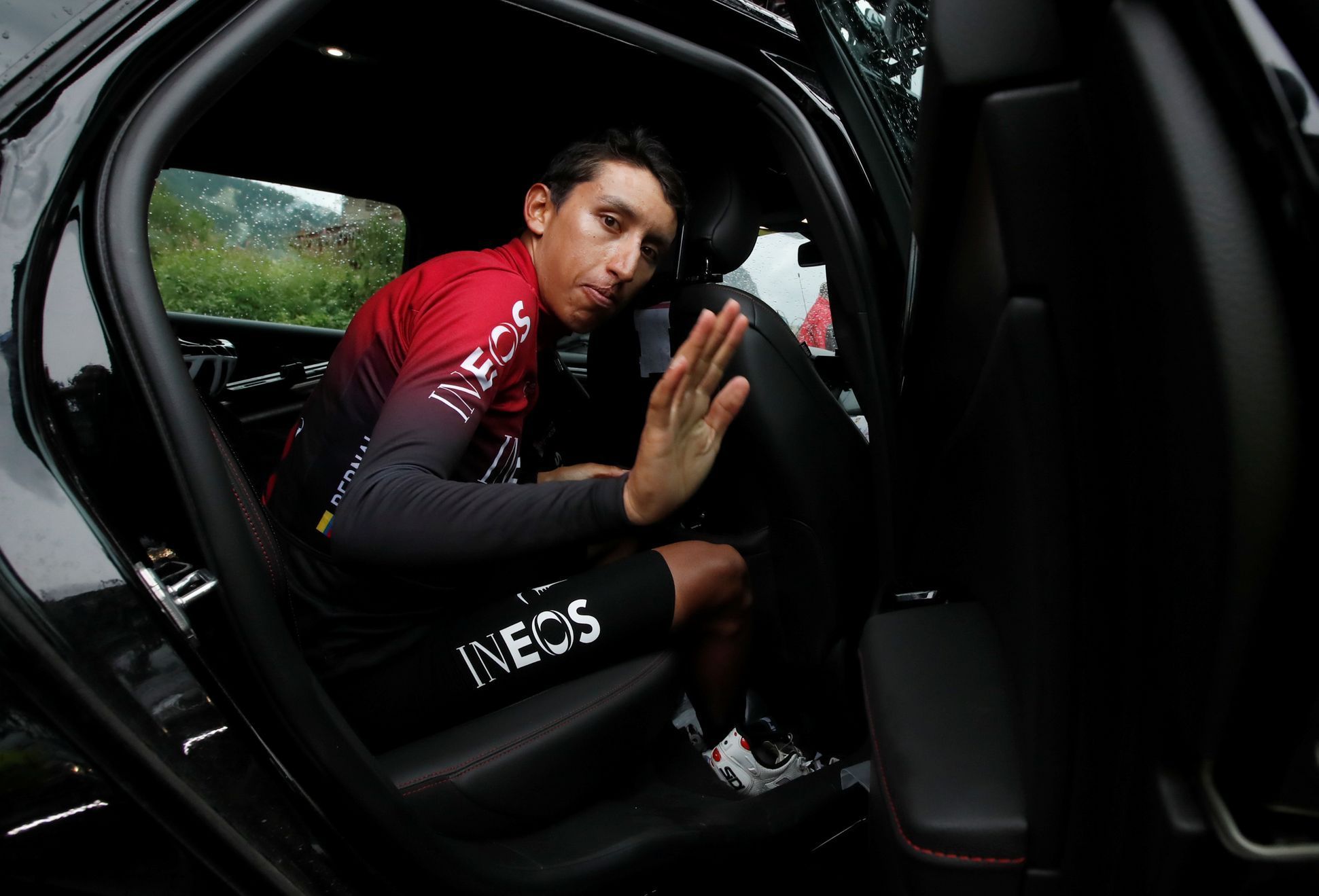 Egan Bernal z týmu INEOS poté, co organizátoři předčasně ukončili 19. etapu Tour de France, což mu pomohlo do čela celkového pořadí