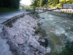 Na kraji Vrchlabí utrhlo Labe kus vozovky.