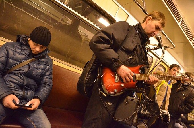 Zatímco někde probíhají potyčky, zbytek Kyjeva si žije svým vlastním životem – pouliční muzikanti si vydělají bez ohledu na revoluční nálady.