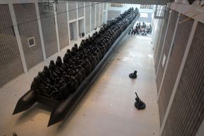Fotoblog: V Národní galerii se vznáší gigantický člun. Slavný Aj Wej-wej přivezl i hromadu semínek